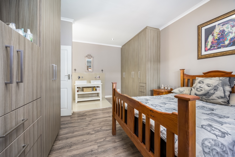 5 Bedroom Property for Sale in Graanendal Western Cape